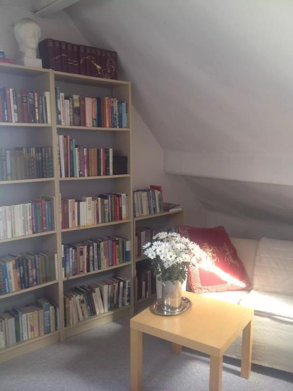 Bed Books & Breakfast