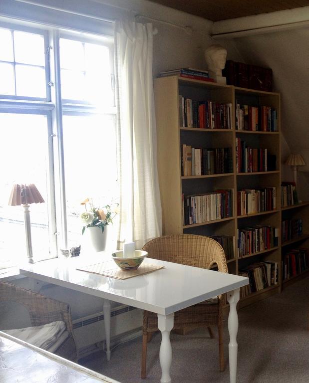 Bed Books & Breakfast *
